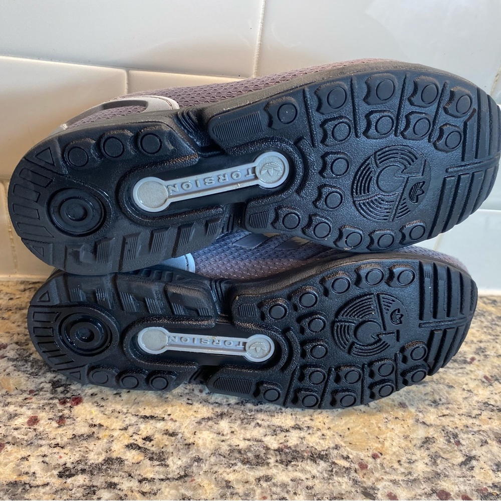 - Kids Adidas Size 4 - Picture 6 of 8